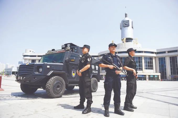 特警在天津站前广场巡逻