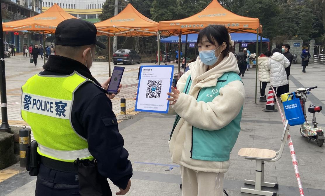 武侯职工志愿者与医务人员并肩作战,开展扫码测温秩序维护等工作