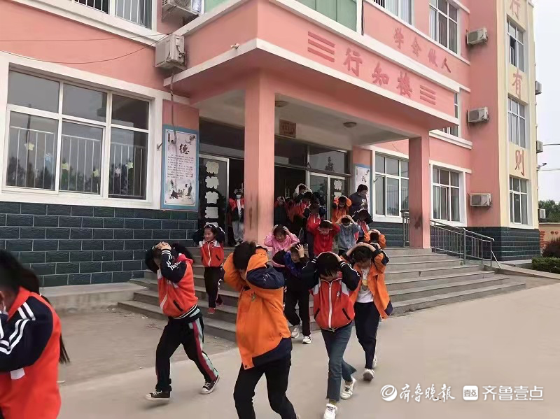 莒县安庄镇中心小学开展防震减灾安全演练