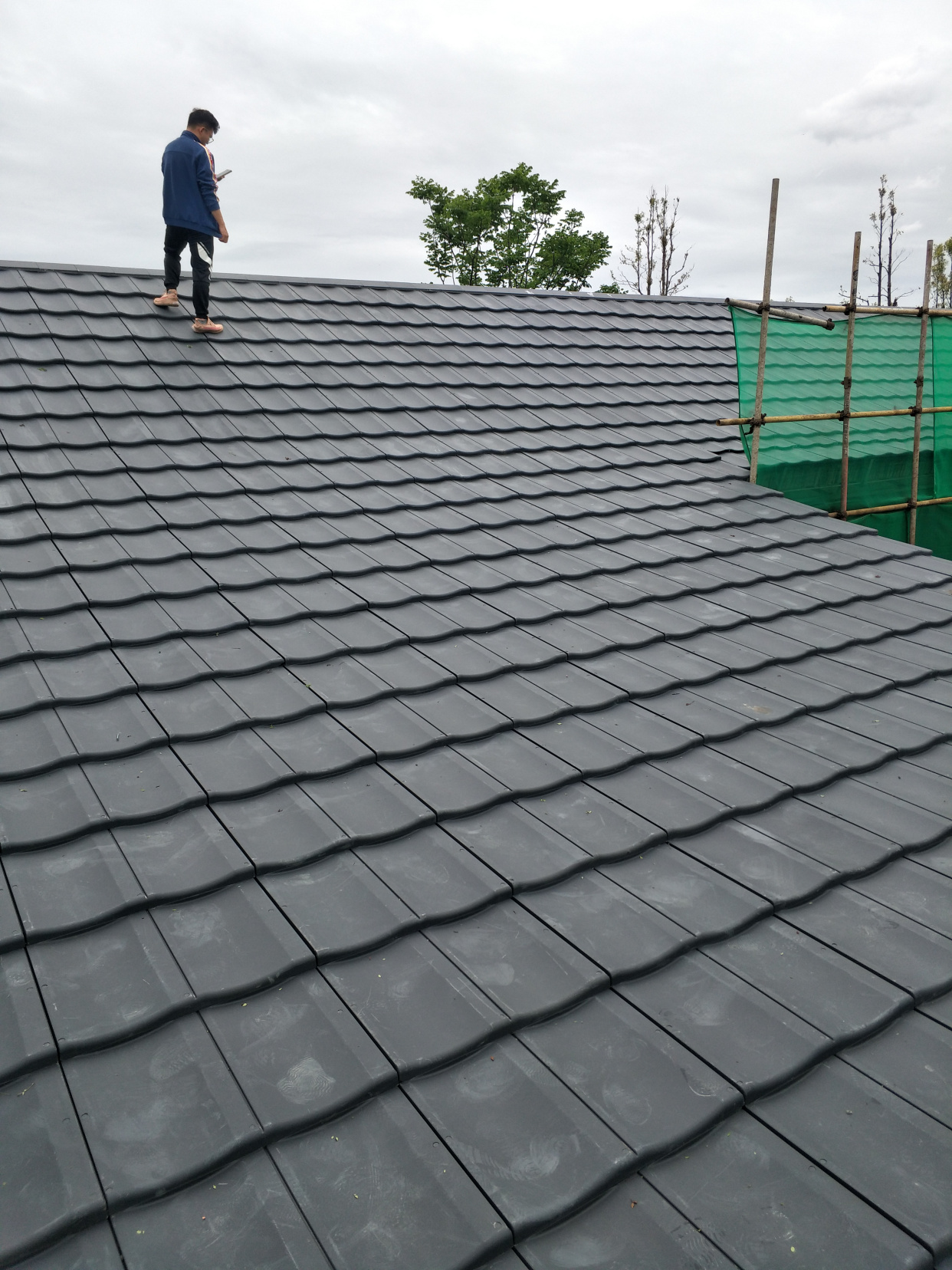 新中式平板瓦,曲面建筑屋顶高分子瓦安装展示