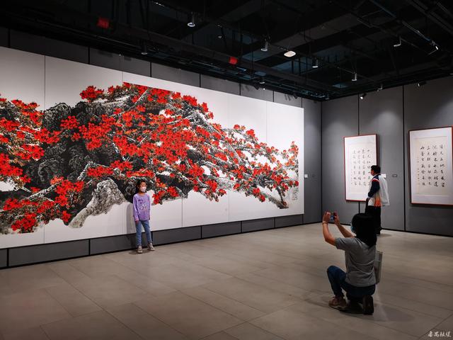 市民过周末有了新选择,带着孩子到番禺区图书馆新馆看陈永锵木棉书
