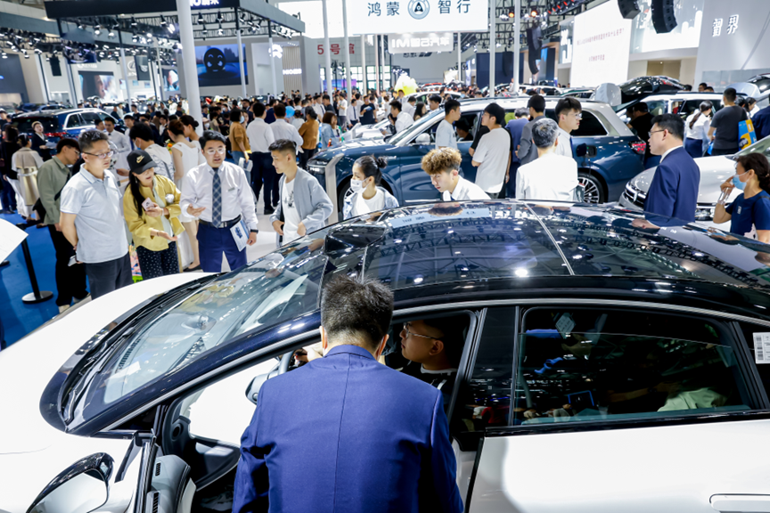 鸿蒙智行亮相济南齐鲁车展,氛围火爆现场掀起购车热潮