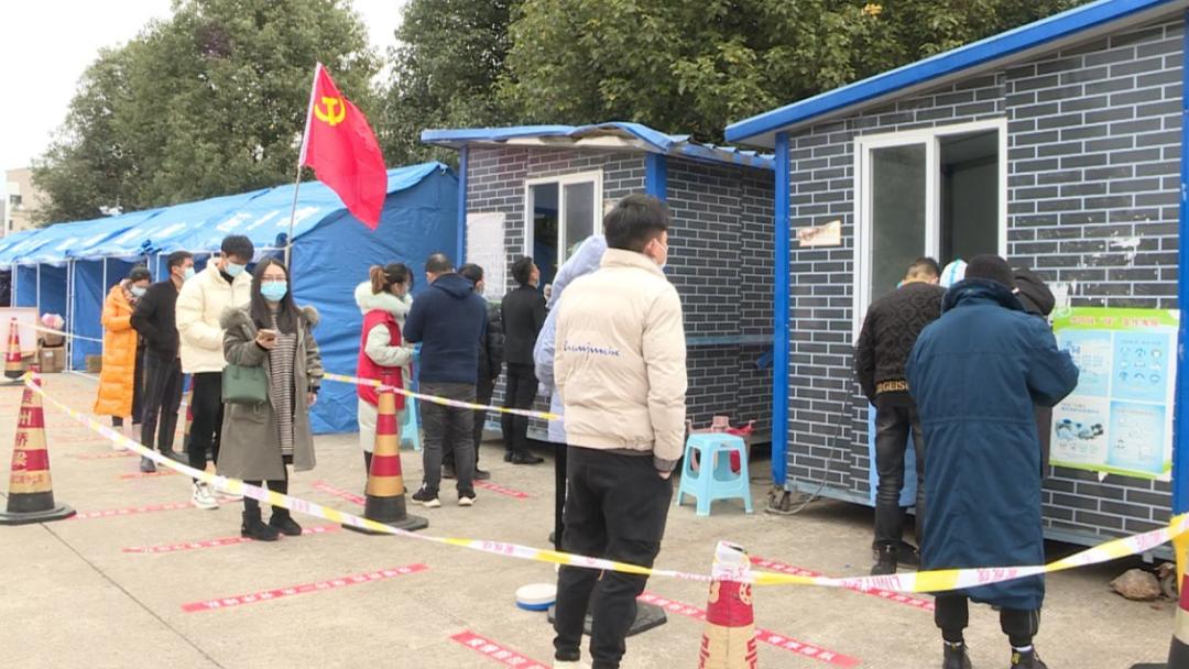 【同心抗疫 普定在行动】▲普定火车站:织密织牢疫情防控网▲雪夜里的