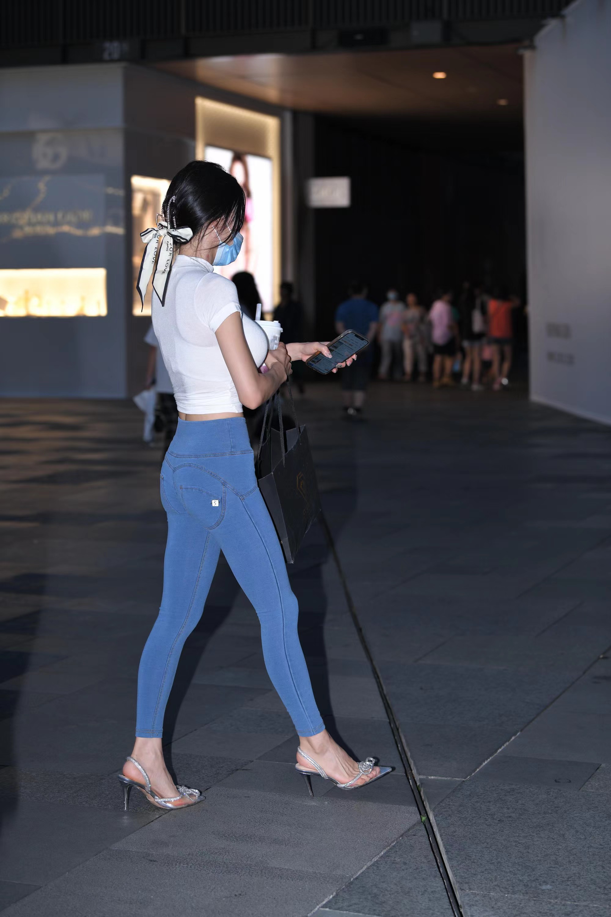 紧身裤显身材性感小姐姐,凹凸长腿美女