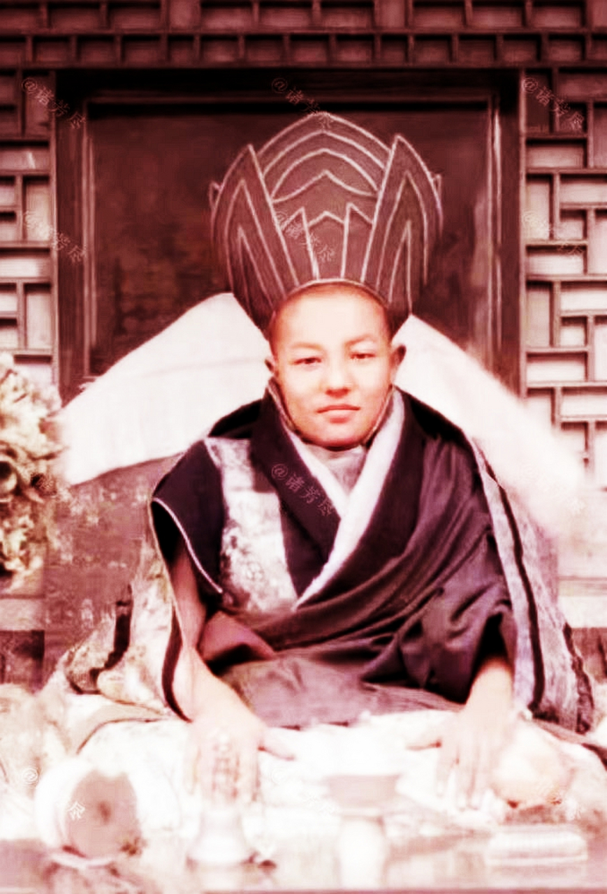 佳木县第五世活佛丹贝坚赞于1943年向国家捐助飞机30架,羊皮万余张,留