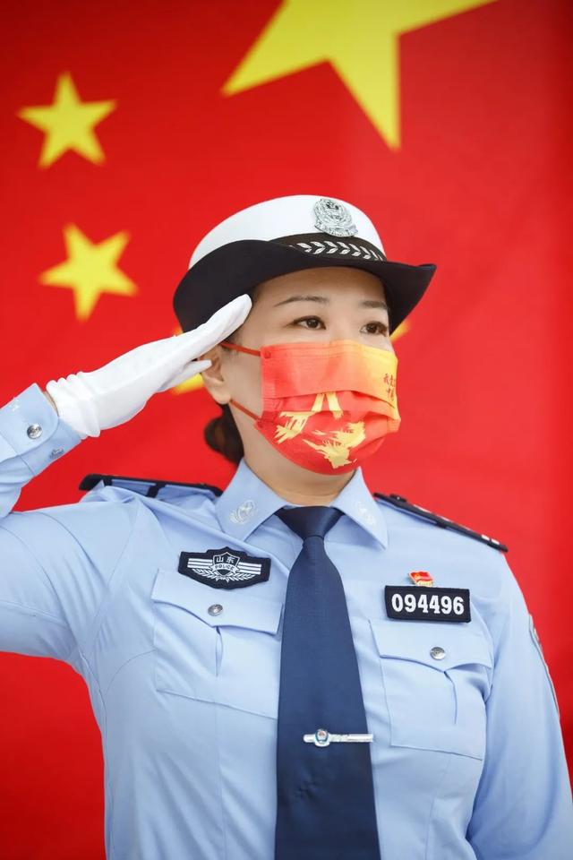 女警察敬礼照片图片