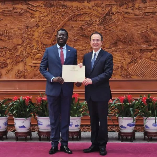 外交部礼宾司司长洪磊接受南苏丹新任驻华大使蒙代递交国书副本