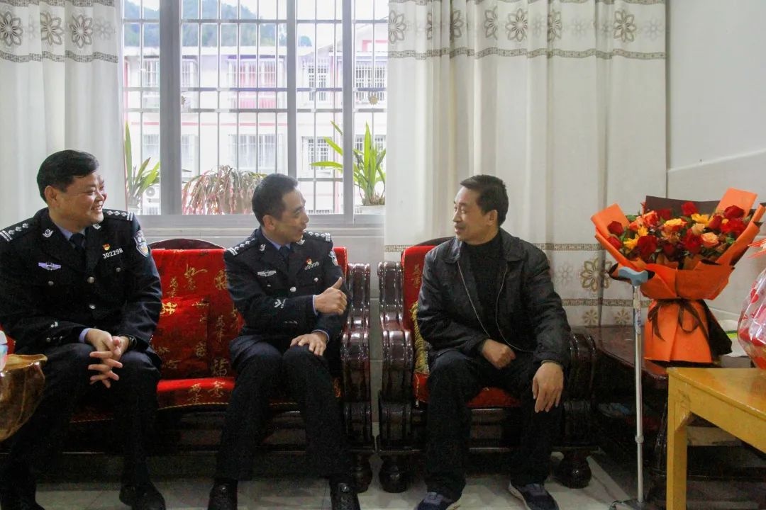 桂林市公安局党委委员,政治部主任韦星到龙胜县开展慰问活动