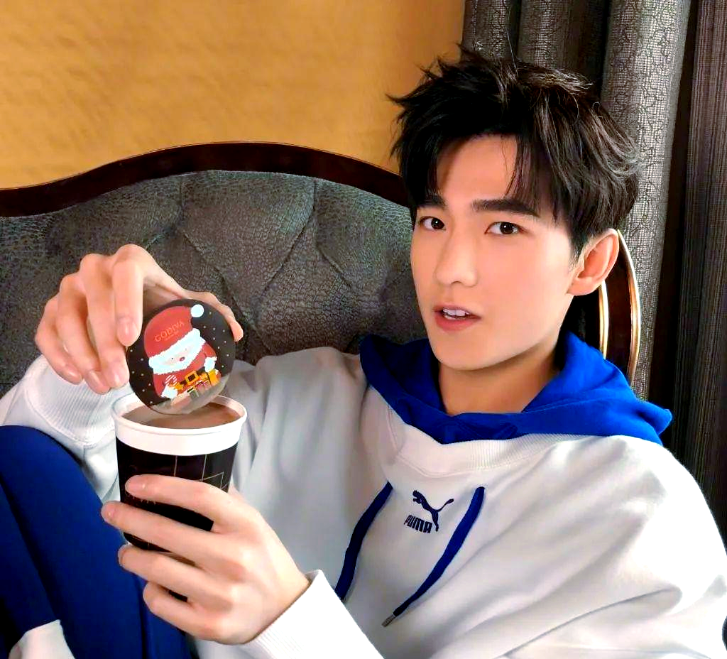 男生瘦长脸适合什么发型?从明星看答案