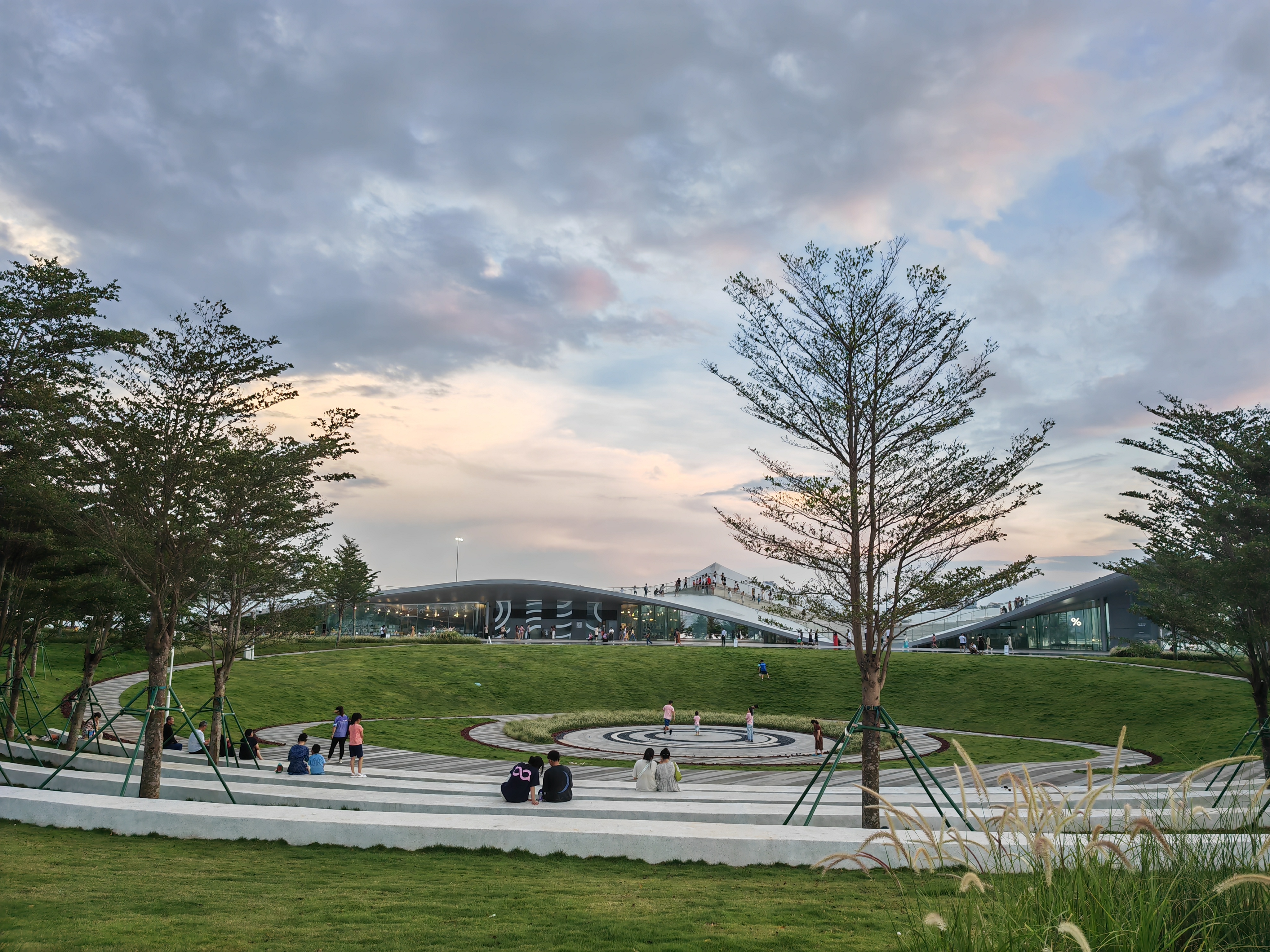 继云洞图书馆后,海口又新增一网红打卡点——天空之山驿站