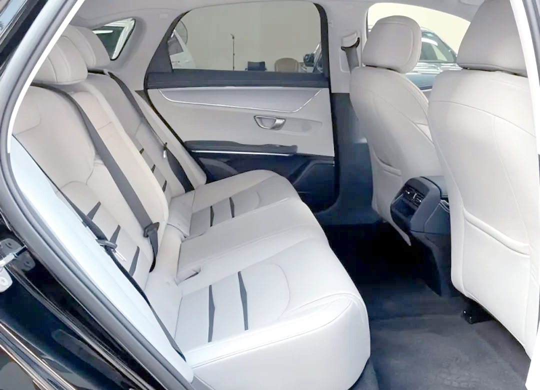 比亚迪e9车主分享:24万纯电动中大型轿车,内饰曝光获赞无数