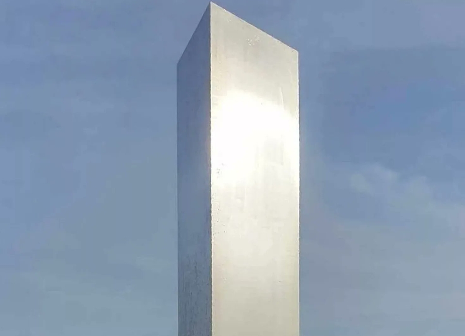 英国偏远山上现神秘金属巨柱:空心钢制 至少3米高