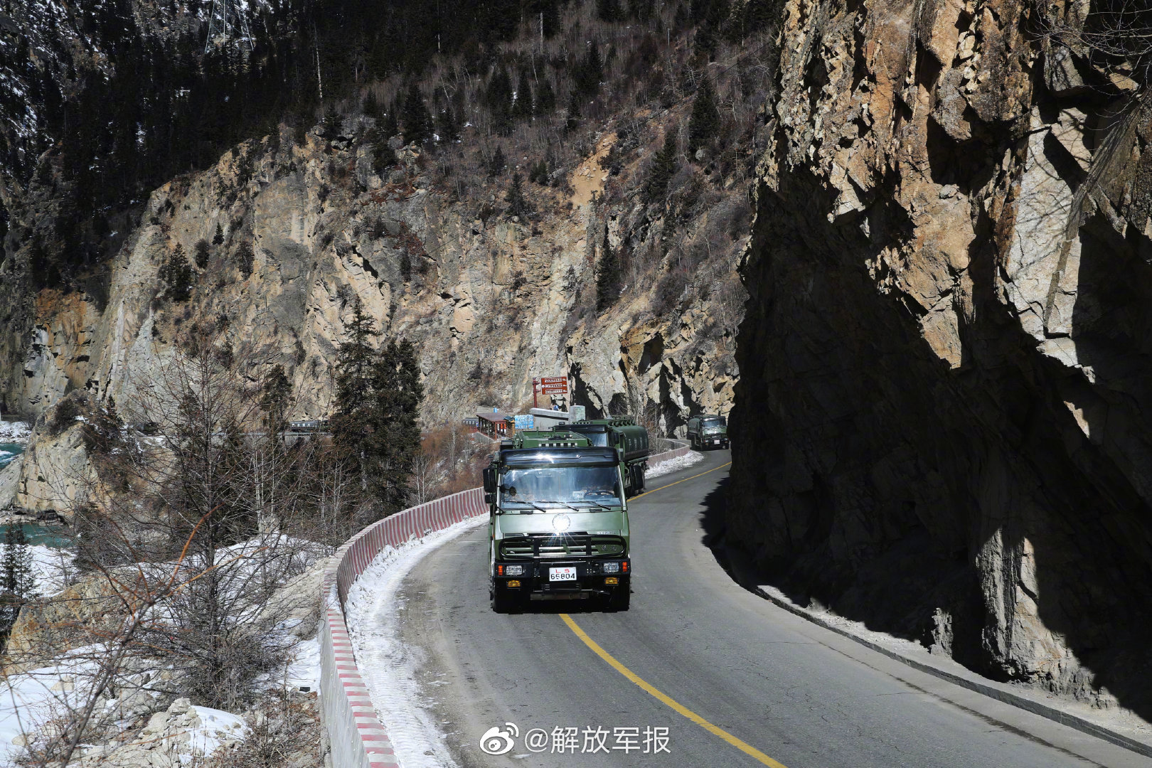 破冰出征!高原汽车兵驰骋在风雪一线