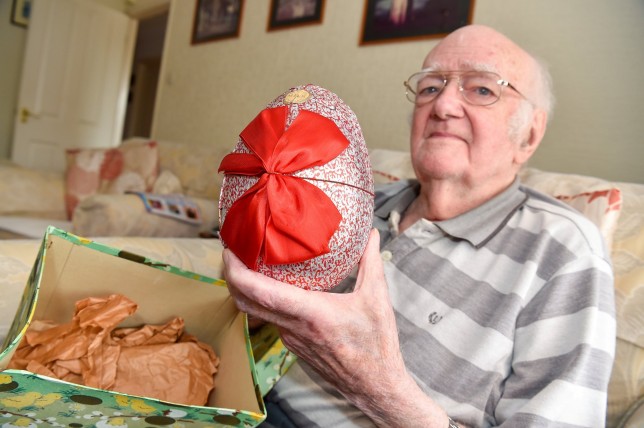 93岁老人称拥有英国最古老的复活节彩蛋 已保存92年