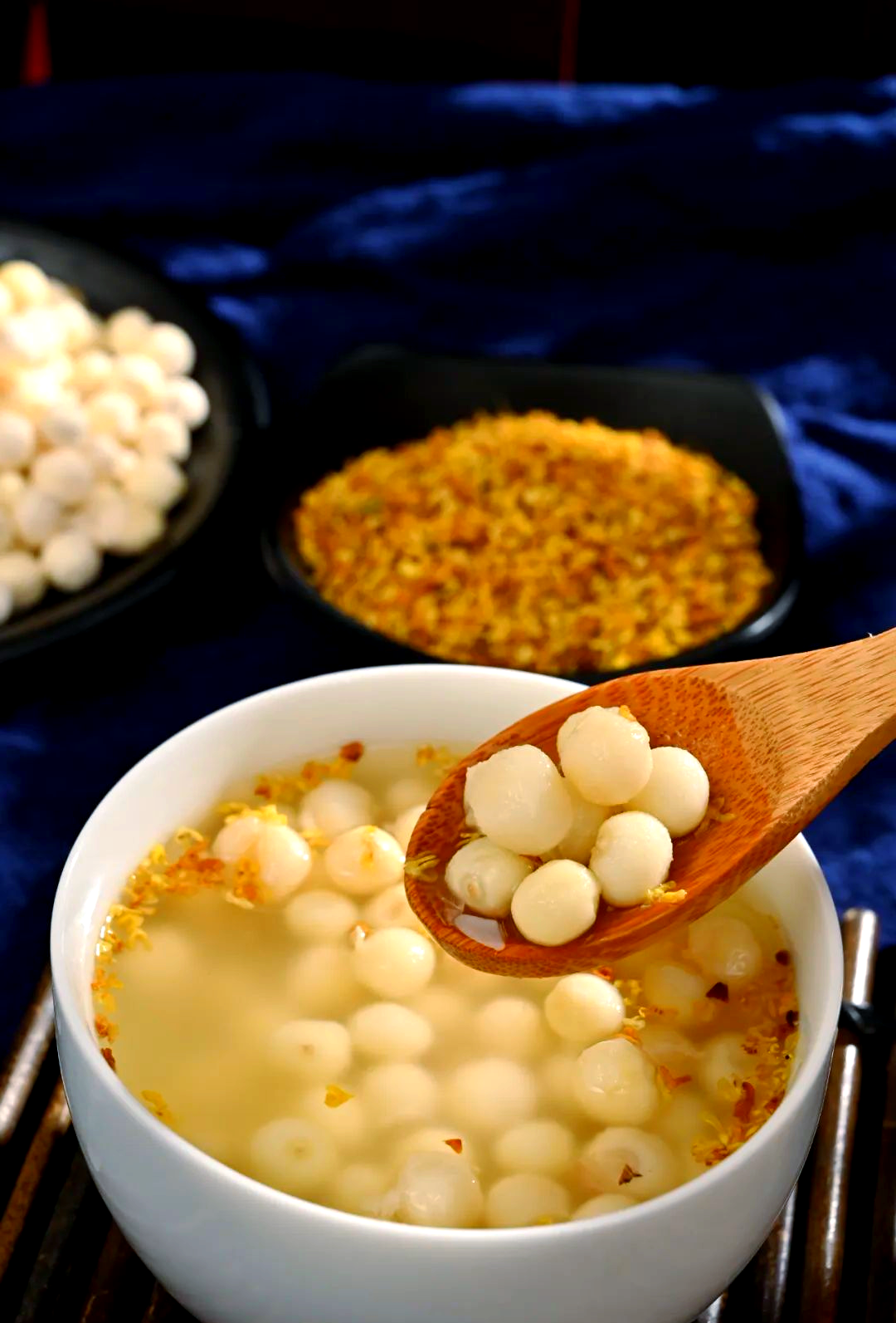 苏州新鲜上市的鸡头米,被誉为"水中人参",口感软糯弹嫩,带有独特清香