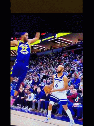 这不是以赛亚-杰克逊第一次尥蹶子用脚踢人了