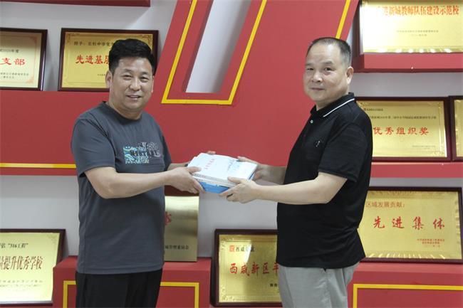 仁德校园育才俊 杨天庆捐书母校