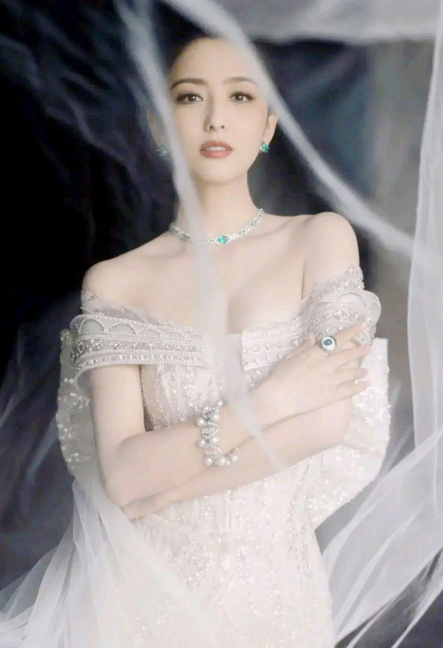 佟丽娅婚纱照图片高清图片