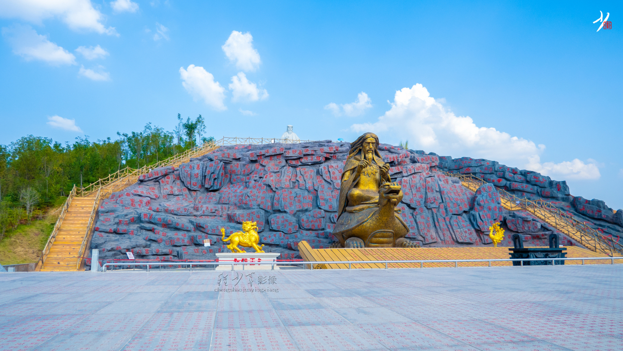 赣州汉字公园的中心广场,"仓颉造字"是主题,处处都是汉字元素