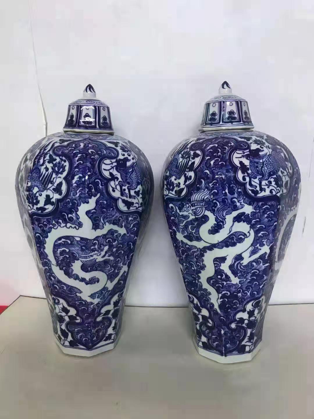 元青花海水龙纹八棱带盖梅瓶