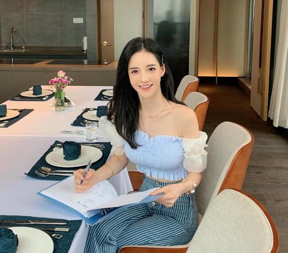 "韩国花蛇"潘南奎近况曝光,酒吧喊麦,与整容前判若两人