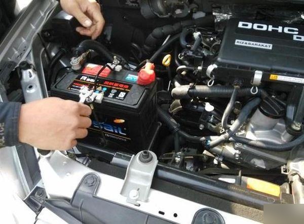 1,汽车电池具备自动充电功能,主要依赖发电机在汽车行驶过程中的工作