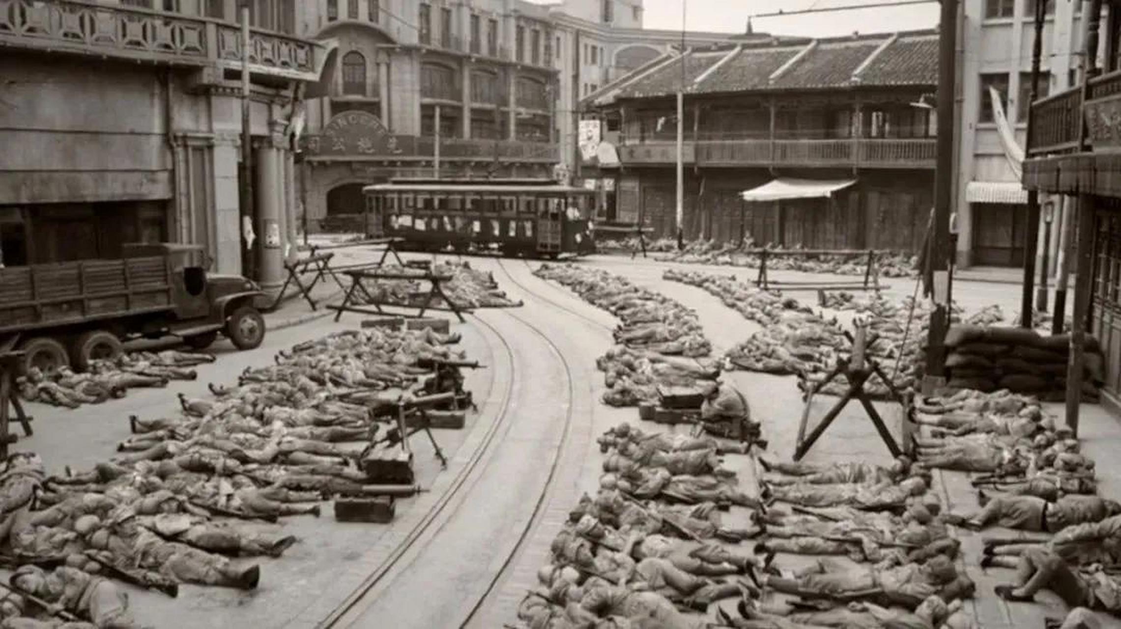 你没有看错,这是人民解放军在上海南京路睡觉的画面,夜里天还下着雨.