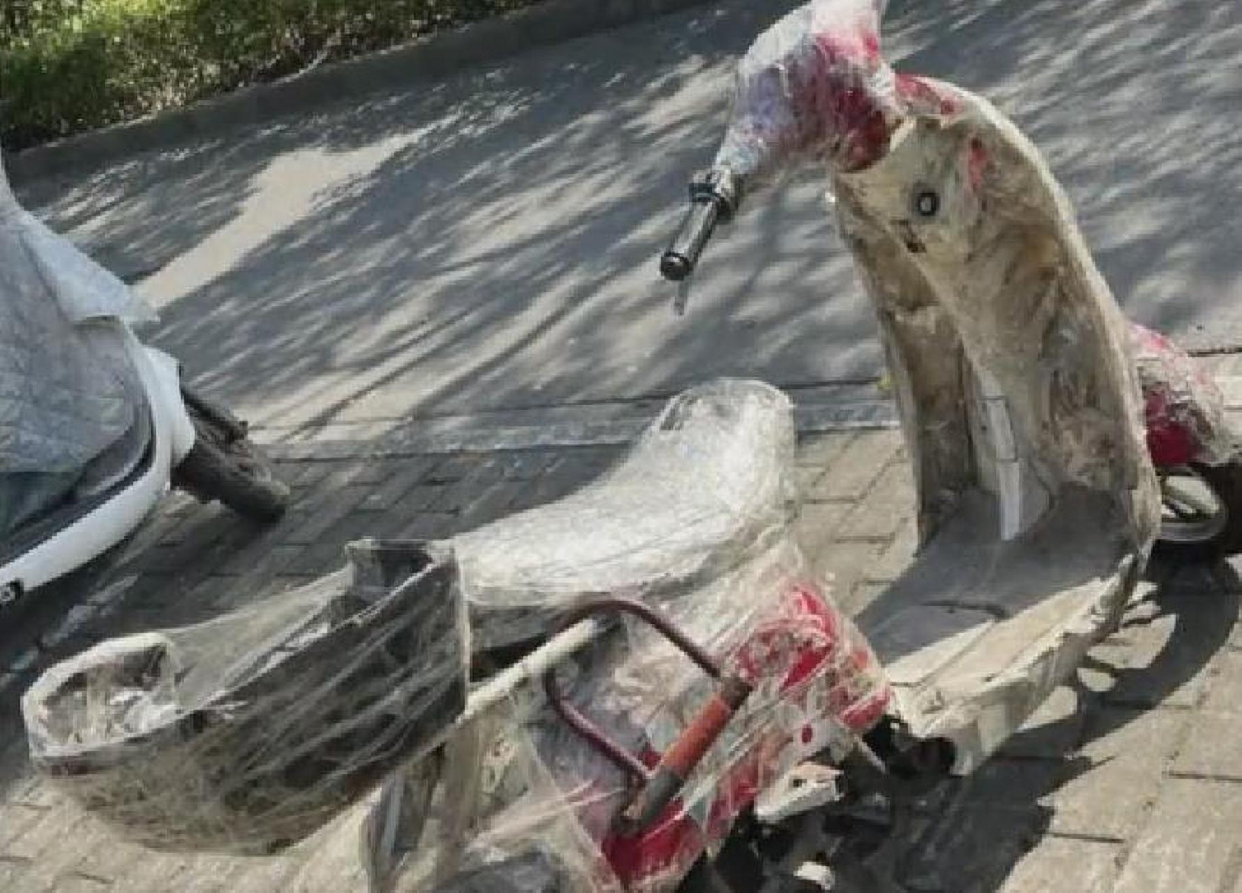 这是我见过最倔强的电动车了,就是这个锁就没有必要了吧