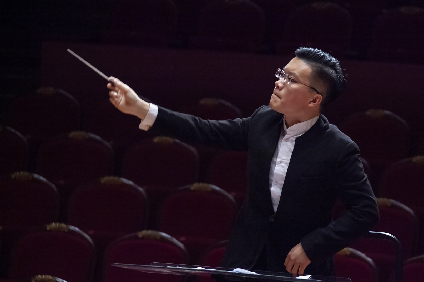 交响乐舞台纪实人物肖像摄影赏析;青年指挥家孙一凡