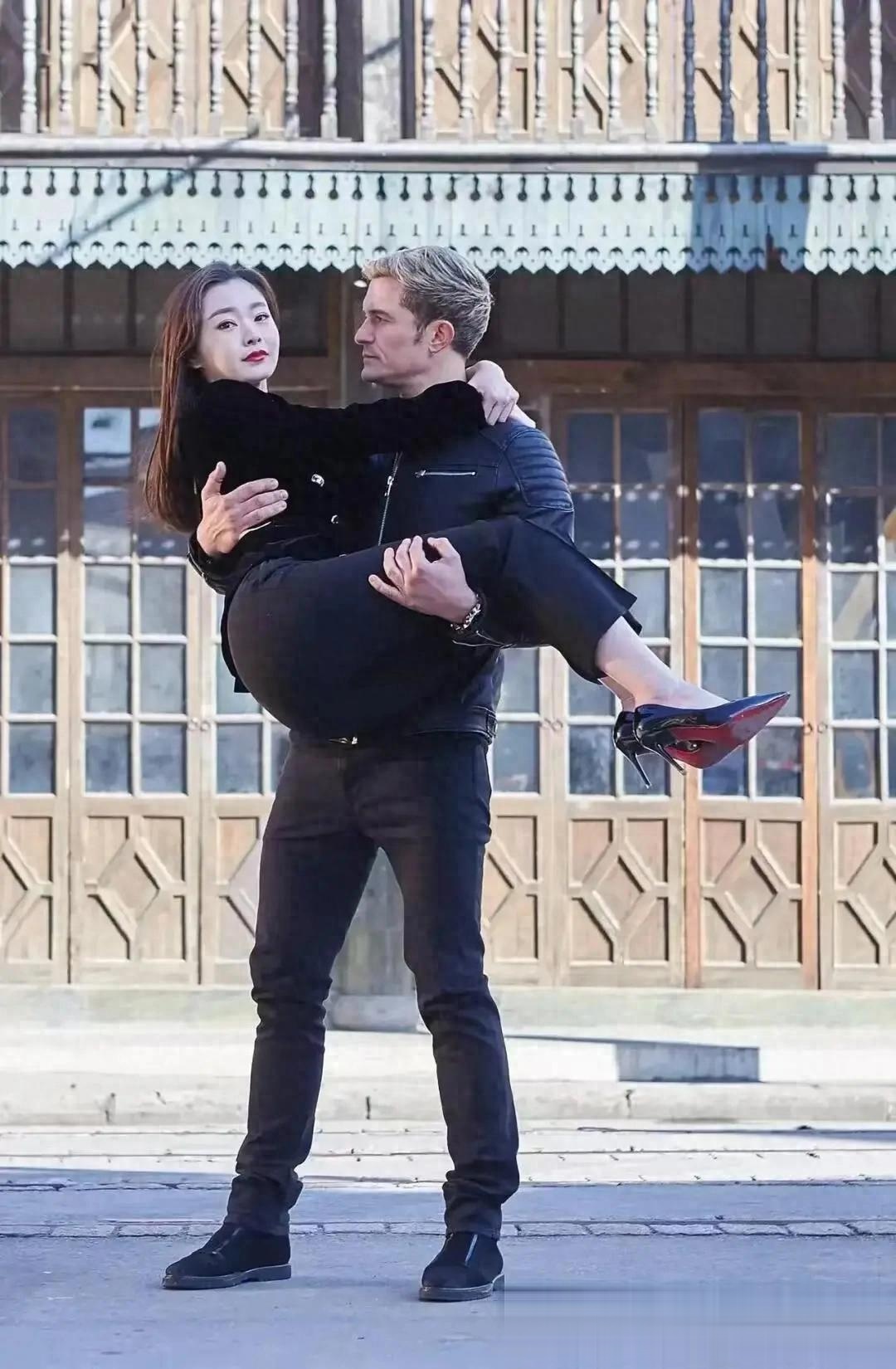 34岁宋轶好放得开!穿紧身裤被老外公主抱一脸娇羞,腰臀比太绝了