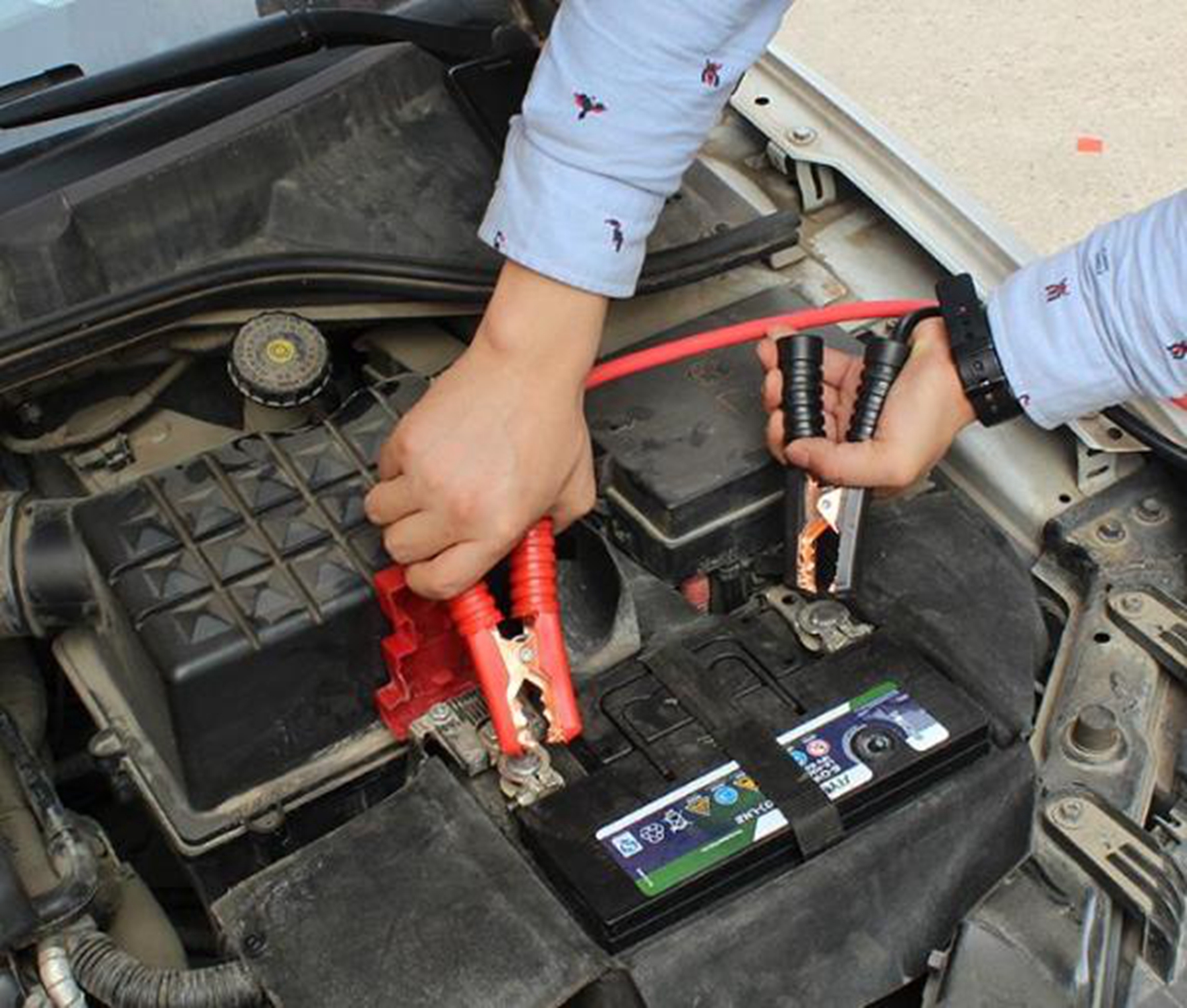 汽车电瓶没电了可以用什么方式充电?