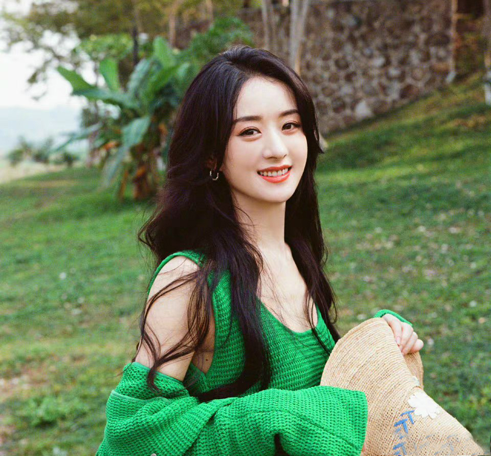 《野蛮生长》路透,赵丽颖造型好飒有气场,实力演绎90年代女老板