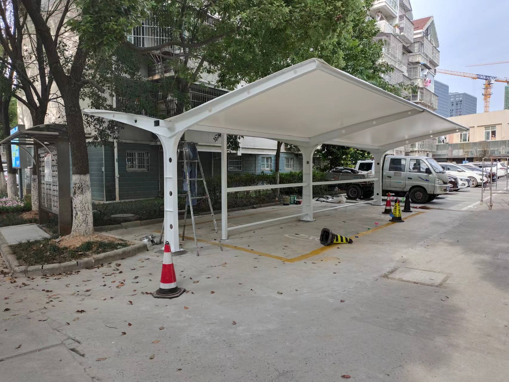 宁波停车棚厂家现场安装图片