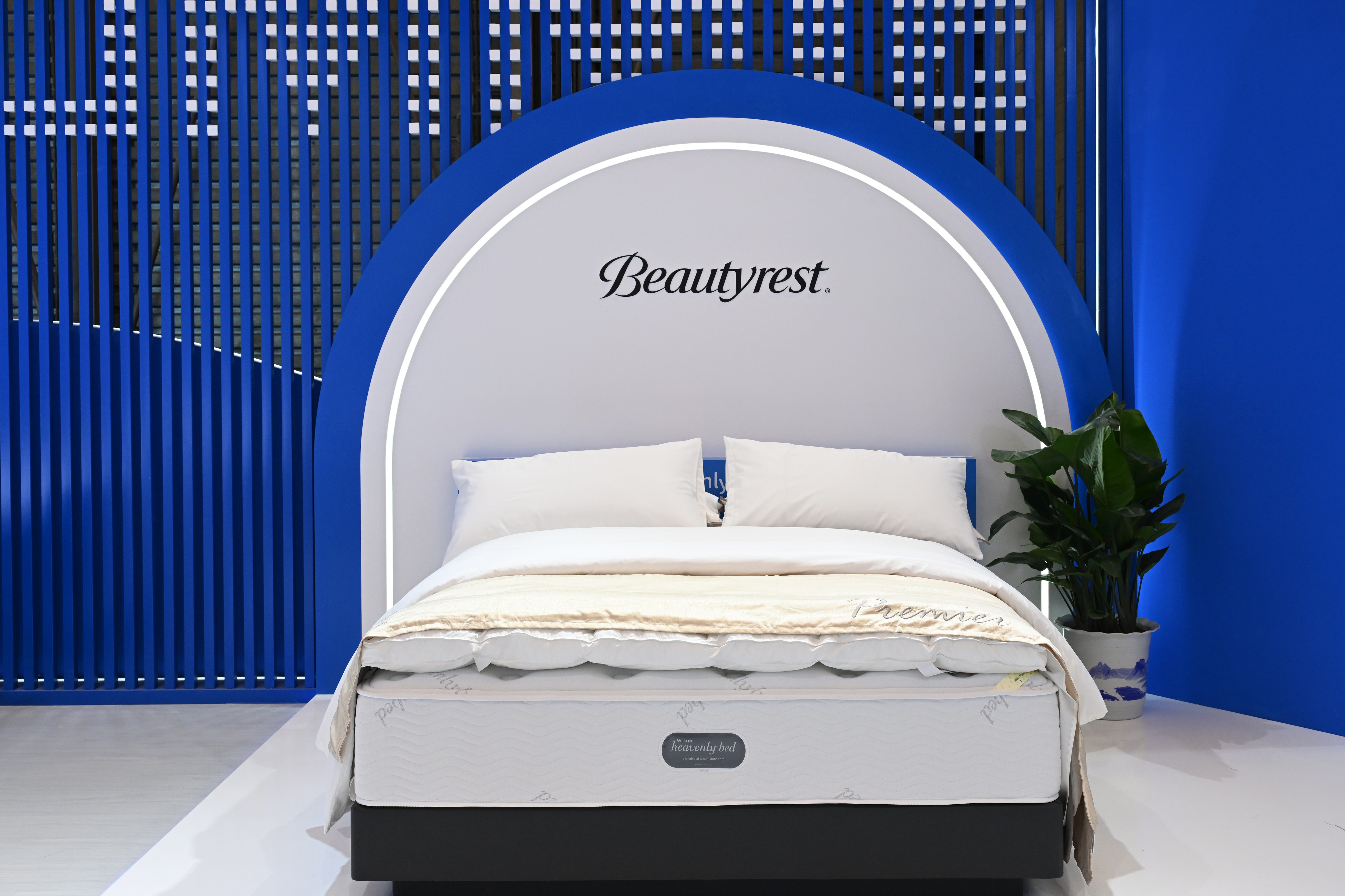 simmons03席梦思床垫亮相展会 守护旅人绮丽梦境