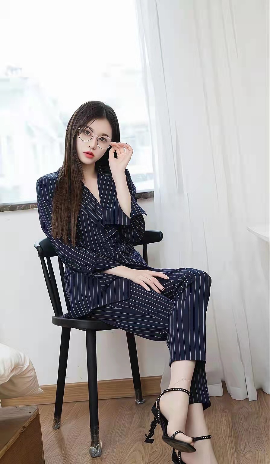 都市白领身穿条纹职业装搭配高跟鞋,气质大方更显女人味