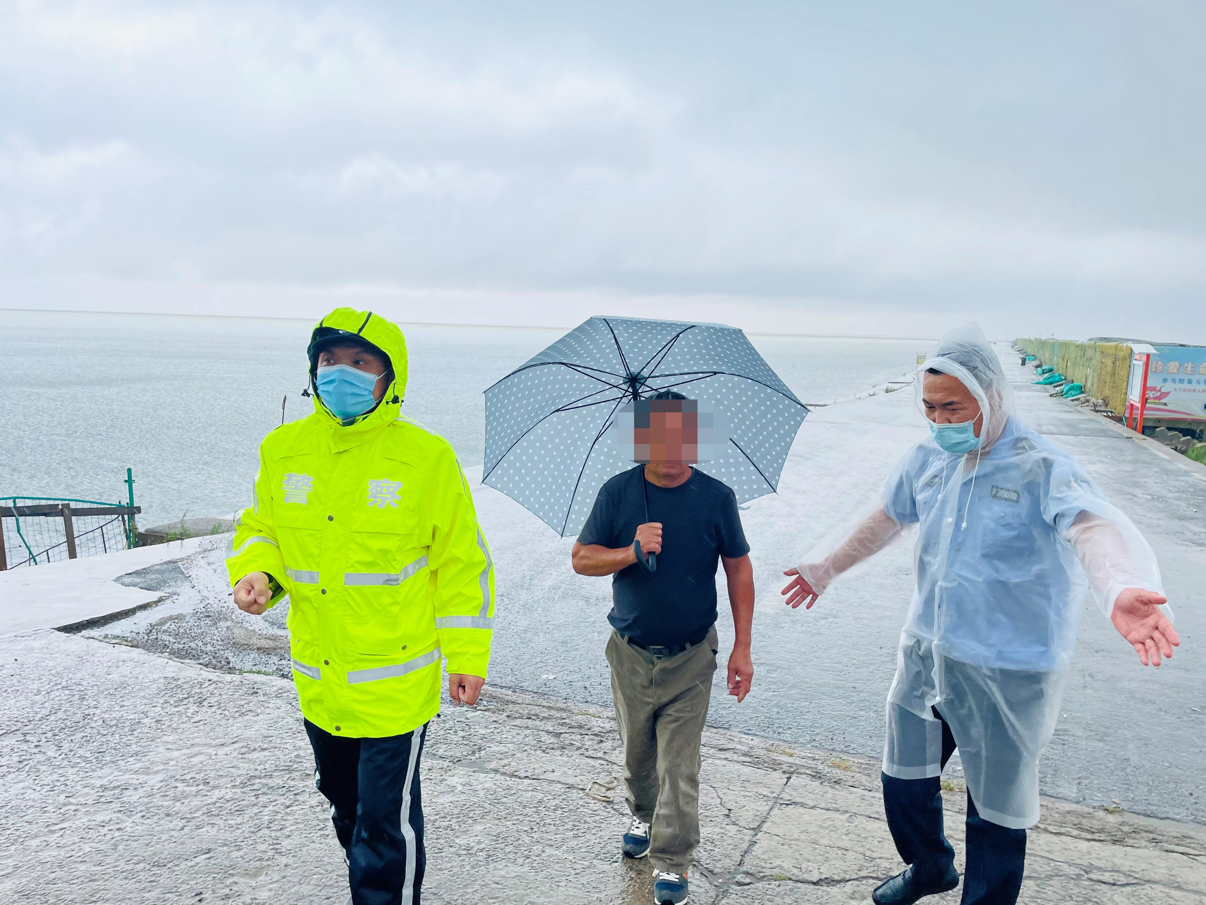 雨中警察图片