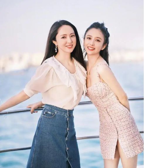 佟丽娅董璇再合体辣妈闺蜜撞脸认不出离婚拼事业人生依旧精彩