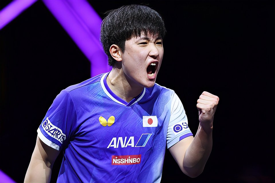 张本智和日本乒乓球选手激动庆祝胜利