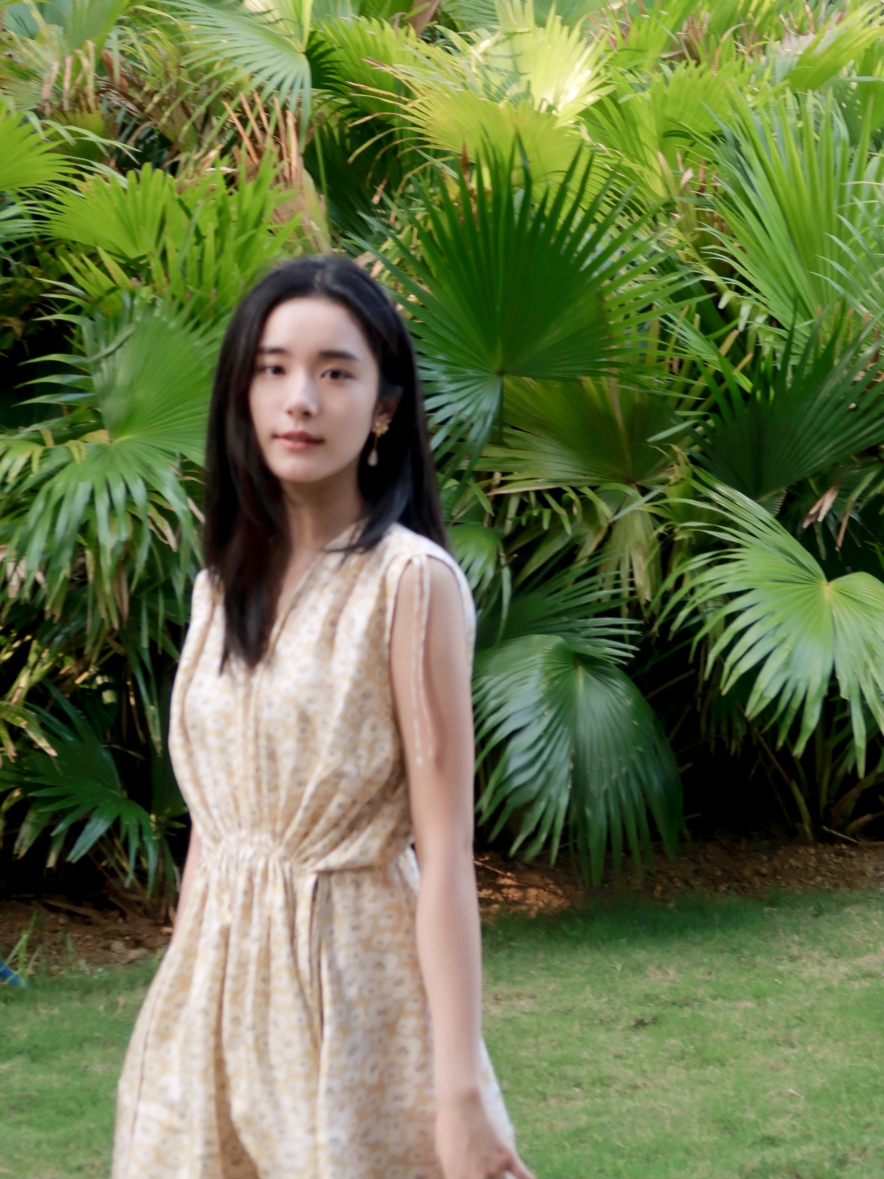 海岛的清新自由风 范诗然演绎 carven 2022 春夏黄色碎花连衣裙