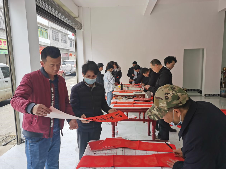 「新春走基层」晴隆县鸡场镇开展"迎新春·送春联"活动