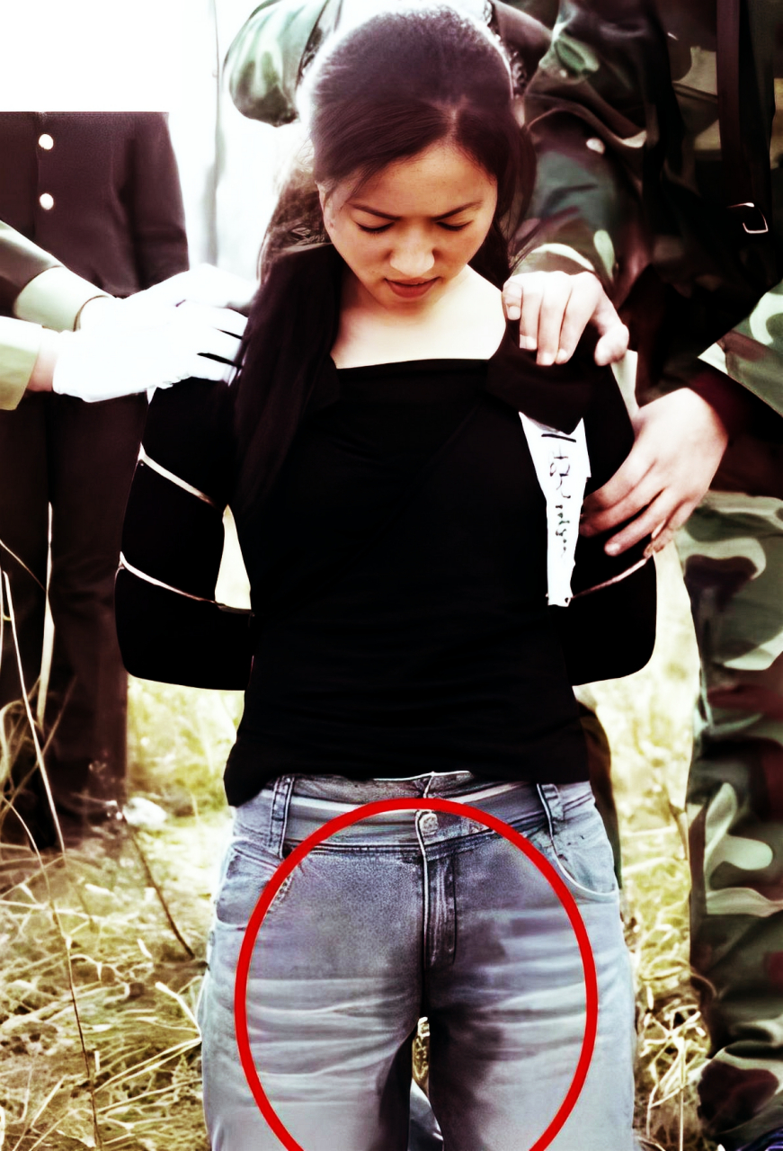 90年代,90后美女毒枭被送上刑场.她麻木地闭上了眼睛.