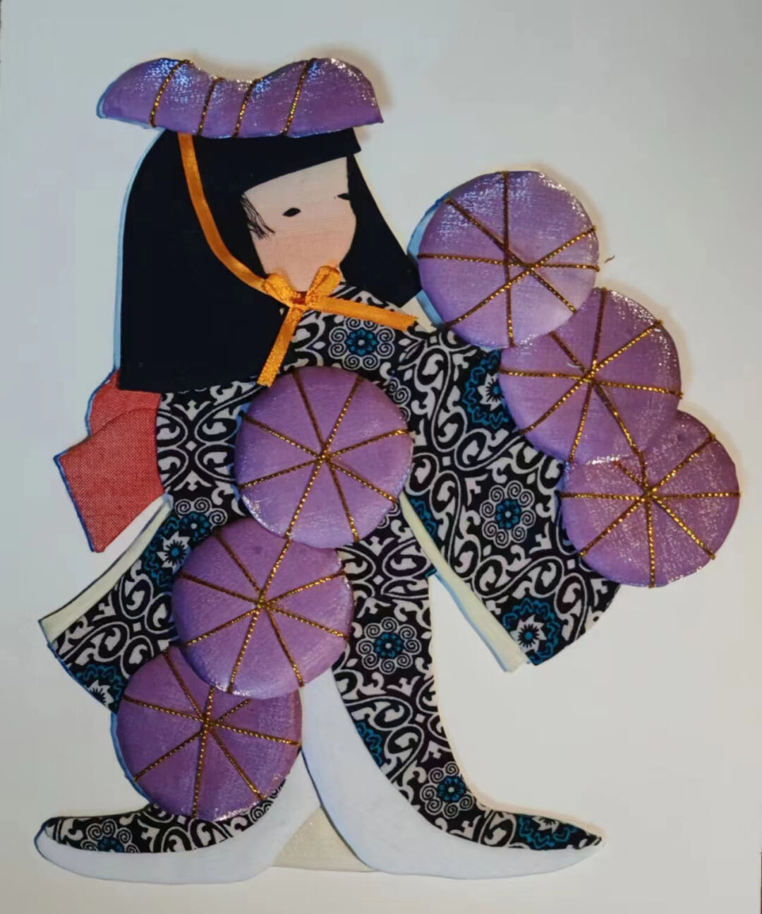 布艺贴画是中国古老的民间手工艺术之一,作品巧妙地利用布料本身的