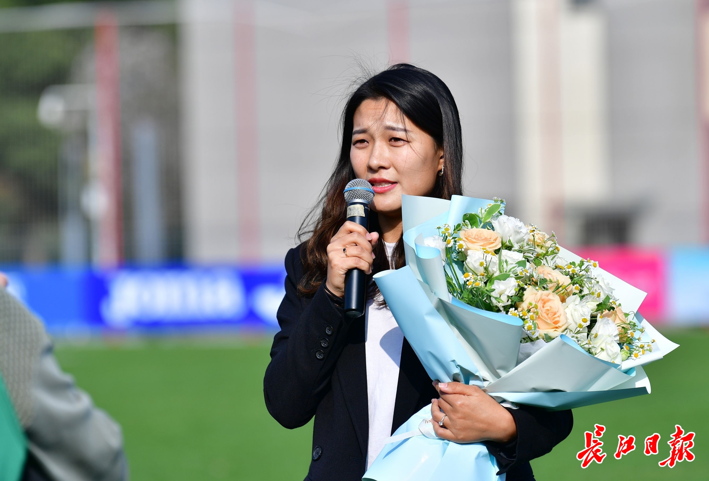 "三连冠"功勋球员刘杉杉退役,获赠33号纪念球衣