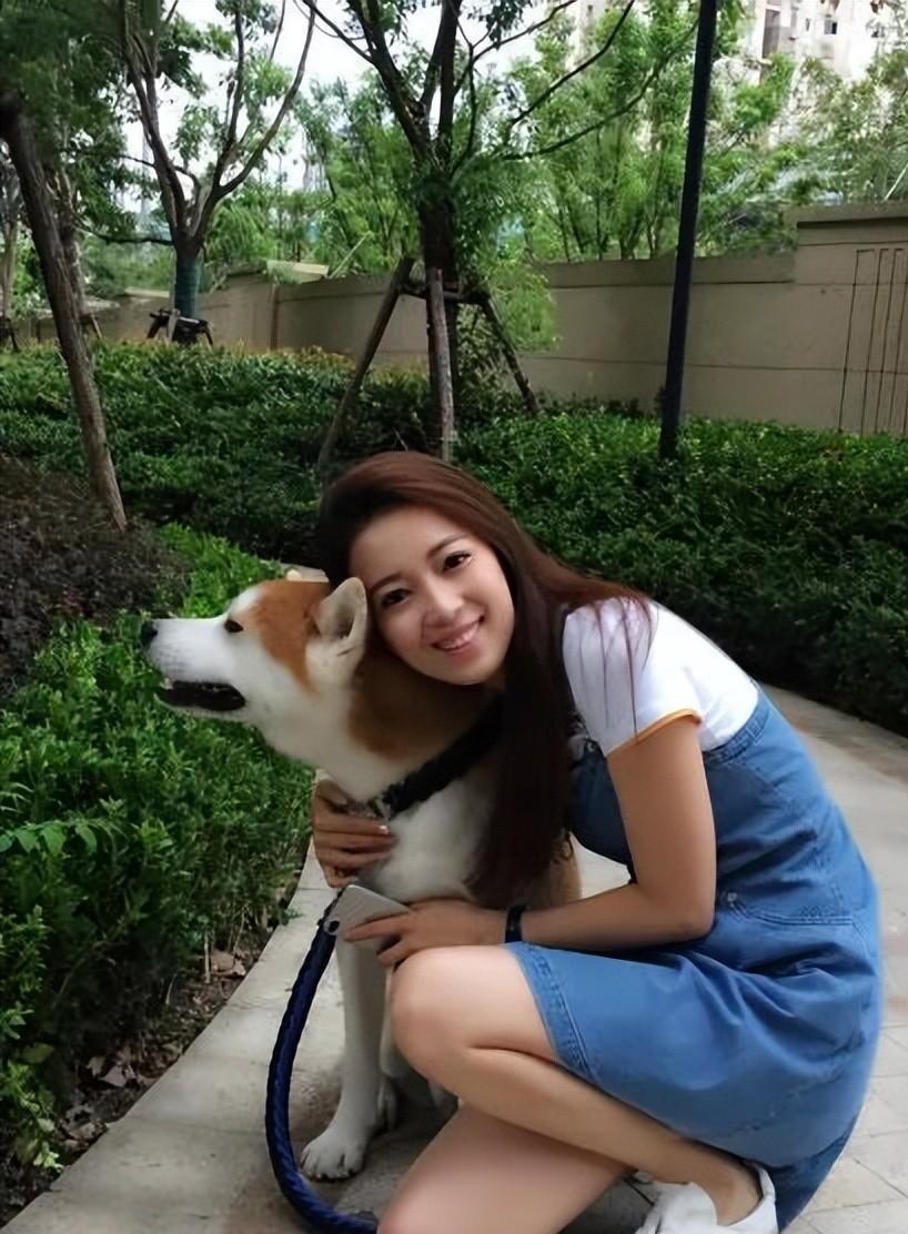 东方卫视主持人麻伊琳,她曾经风光出嫁,离婚后独自抚养儿子长大