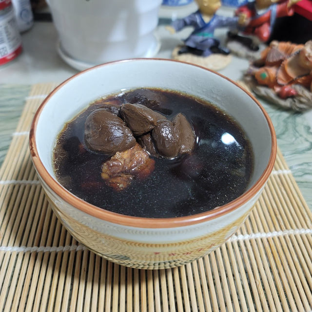 黑蒜猪骨汤,营养丰富,鲜美不腻