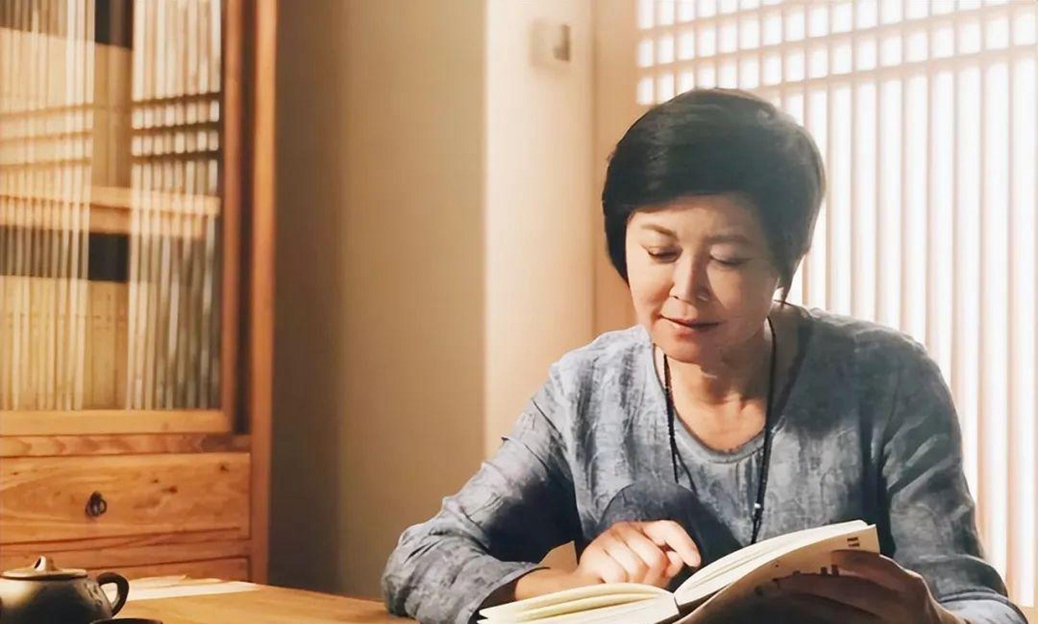 曾经,她是那个犀利,潇洒的敬一丹,让人惊叹的风采和才华备受人们瞩目.