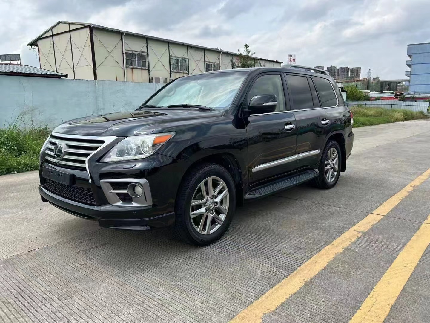 15年雷克萨斯lx570仅售33.8万,气势恢宏的外观设计,令人震惊
