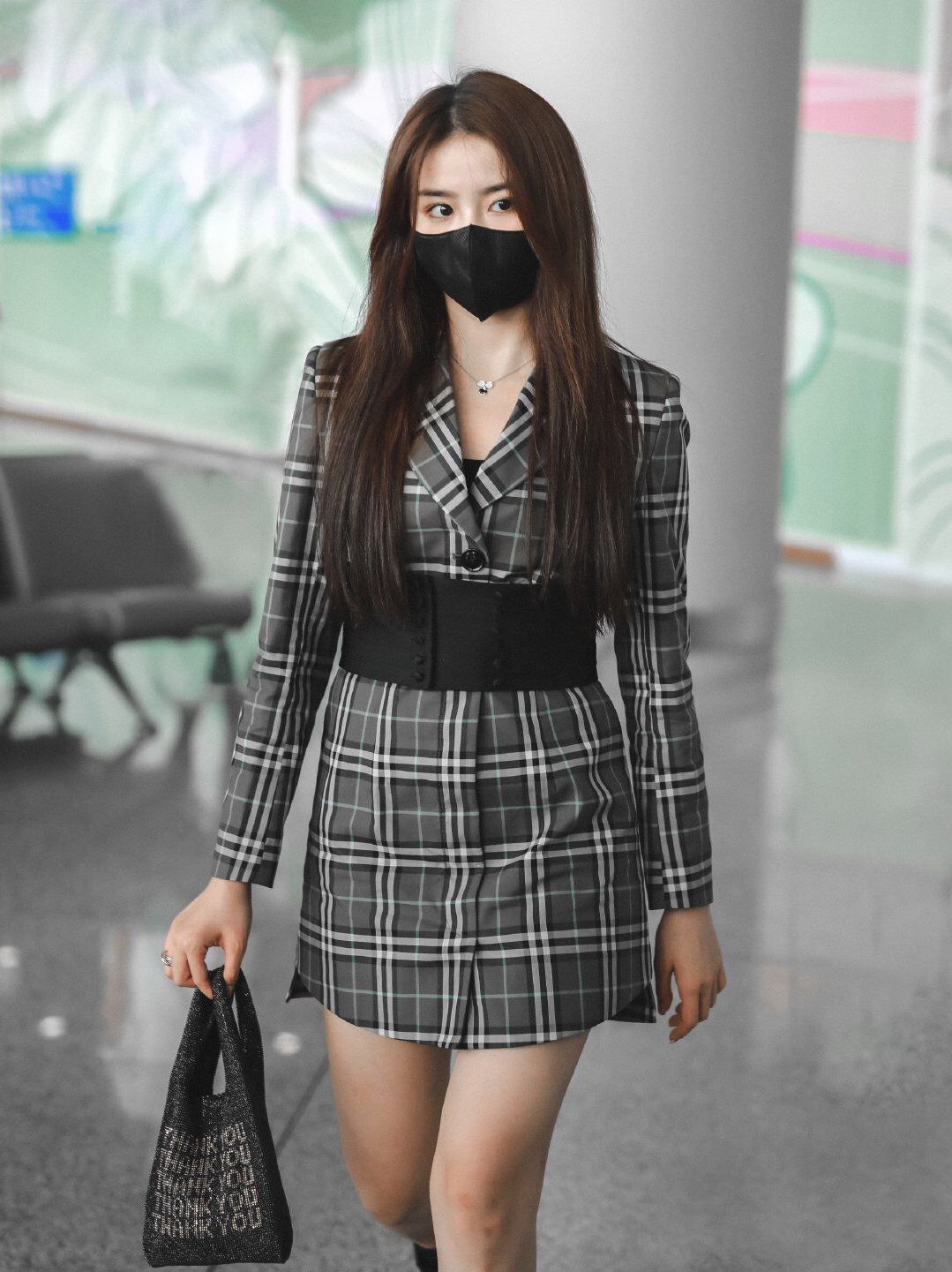 金子涵真胖了,穿西装裙勒上腰封,还是挤出了"小肚子",太尴尬