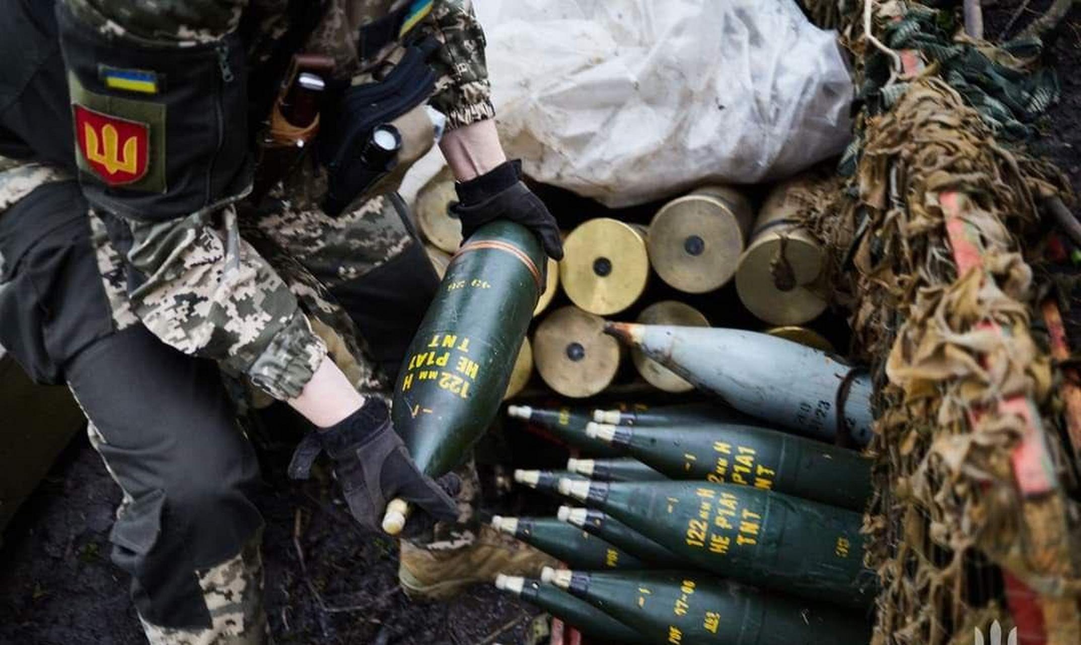 巴基斯坦制造的122毫米炮弹已经到货,乌克兰士兵正在把炮弹放入到榴弹