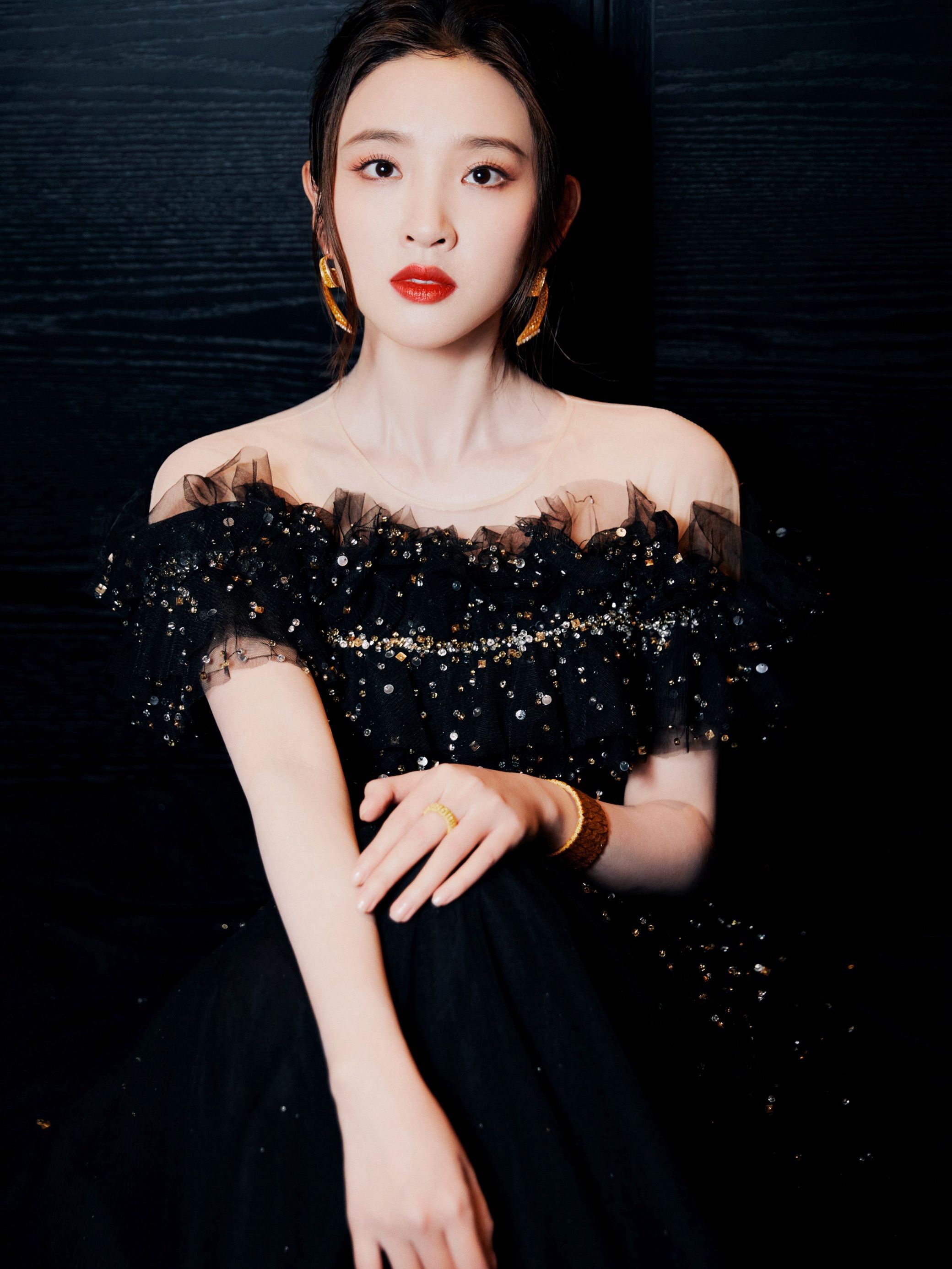 唐艺昕黑色一字齐肩裙性感写真